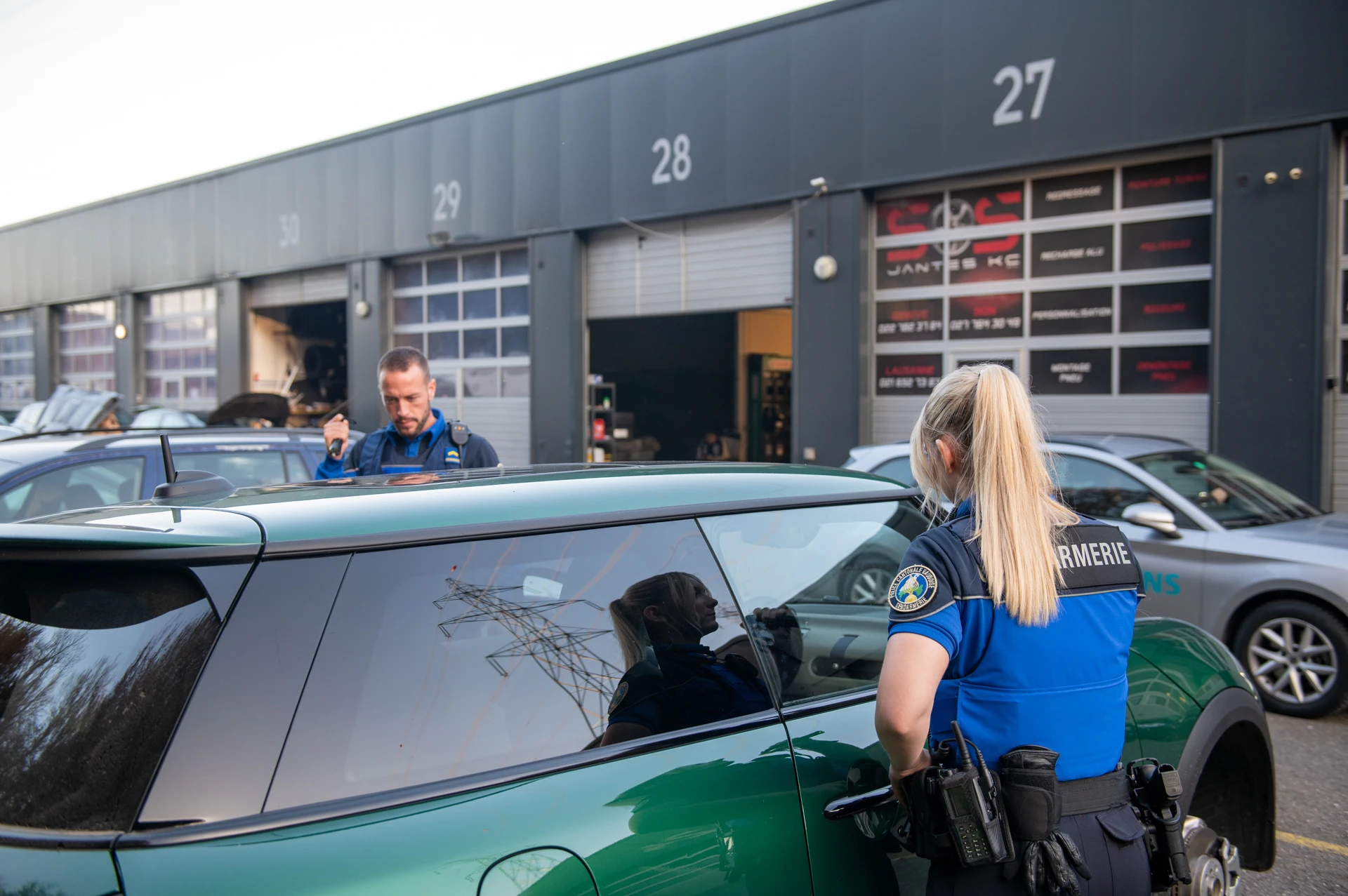 Gendarmes inspectant un véhicule
