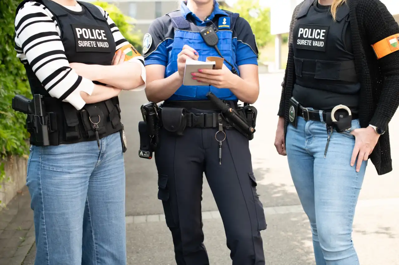 Gendarmes escortant un suspect