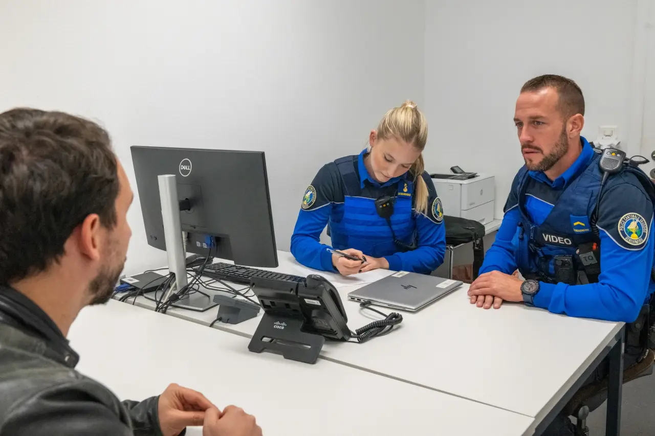 Gendarmes inspectant un véhicule